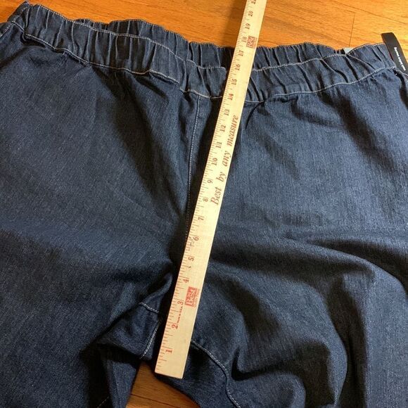 Essentials Size 26/28W elastic waist pull on dark denim jeans stretchy NWT - Picture 4 of 9